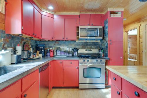 2 Mi to Skiing Casper Cabin with Mtn Views! in 卡斯帕