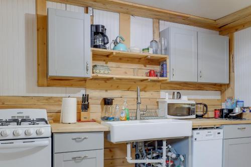 2 Mi to Dtwn Pet-Friendly Casper Apt! in 卡斯帕