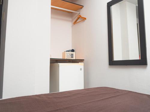 Twin Room image 10