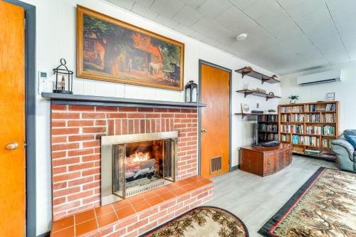 Cozy Home with Private Patio and Views, Hiking On-Site in Belleville, USA