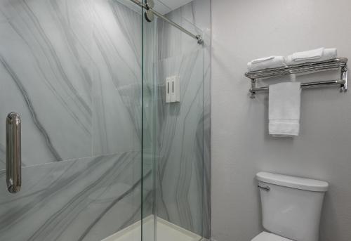 Country Hearth Inn-Toccoa - image 11