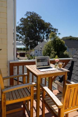 Headlands Inn Bed and Breakfast