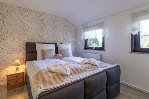 2 bedrooms, 3 beds
