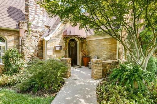 E Dallas Family Home with Pool Spa Outdoor Fire in Джуниус-Хайтс