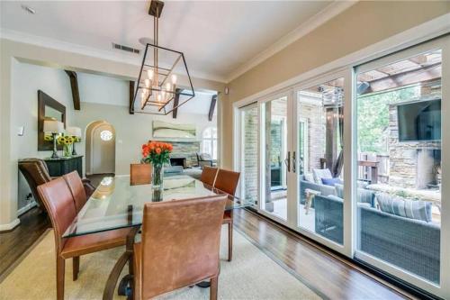 E Dallas Family Home with Pool Spa Outdoor Fire in Джуниус-Хайтс