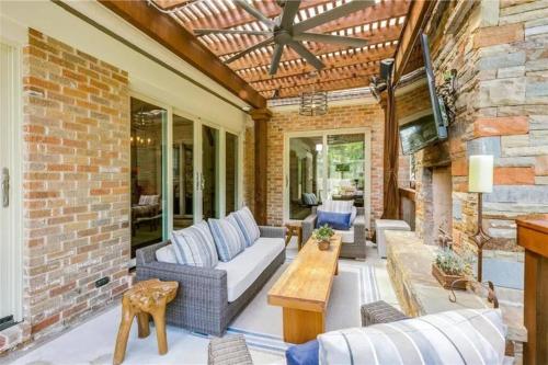 E Dallas Family Home with Pool Spa Outdoor Fire in Джуниус-Хайтс