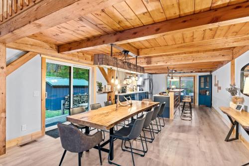 Beautiful chalet on 5 acres - 2 min to Village! Hot-Tub Sauna Fire Pit! - image 3