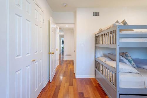Cozy Home with Pool and Jacuzzi Minutes from Universal Studios - Tap to explore photos
