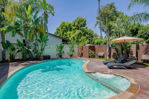 Cozy Home with Pool and Jacuzzi Minutes from Universal Studios, Los Angeles
