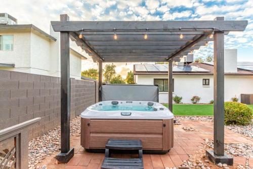 The Ace Scottsdale with Pool Hottub & Putting Green in North Phoenix