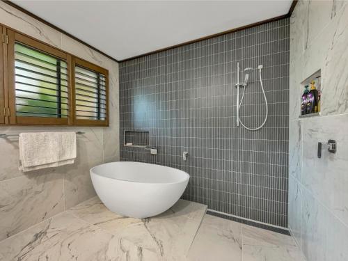 Tranquil Noosa Oasis, magnesium pool, putting green & kayaking