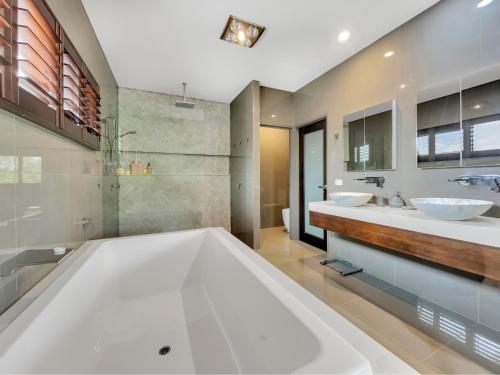 Tranquil Noosa Oasis, magnesium pool, putting green & kayaking