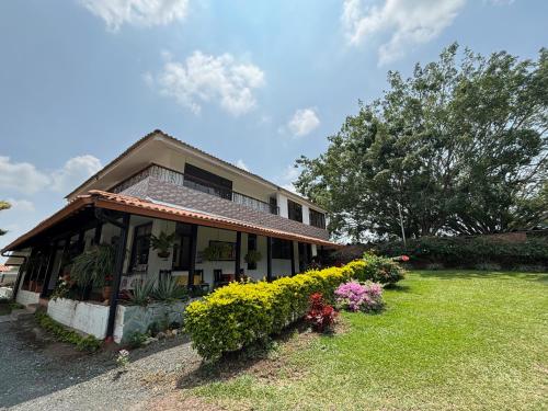 Exterior view, Hotel Campestre Cerritos Plaza in Cerritos
