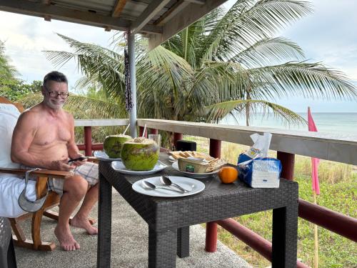 Hollywood Beachfront Bed & Breakfast in Mamburao