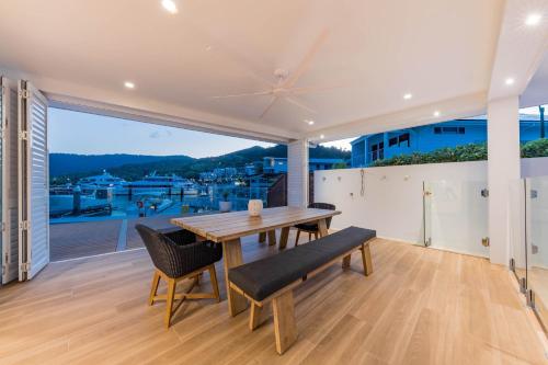 Whitsunday Waterfront Luxury at 19 The Cove