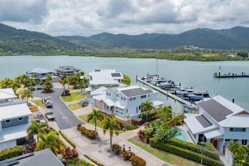 Whitsunday Waterfront Luxury at 19 The Cove