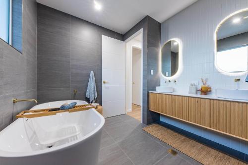 Whitsunday Waterfront Luxury at 19 The Cove