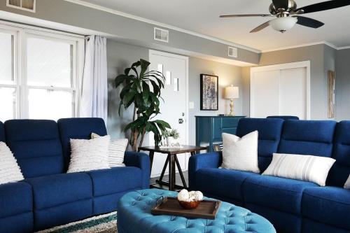 1908 Modern Farmhouse on large private treed lot in เมอร์เรียม