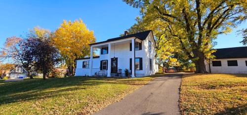 1908 Modern Farmhouse on large private treed lot in เมอร์เรียม