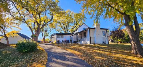 1908 Modern Farmhouse on large private treed lot in Shawnee, USA