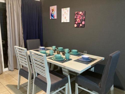 Linda casa acogedora a 12 min de Plaza Antea Facturamos – khách sạn tại Jurica