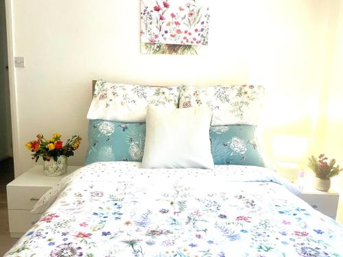 Charming London Apartment with 2 Bedrooms - image 9
