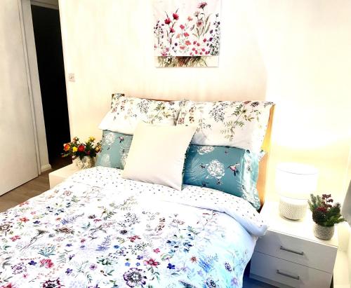 Charming London Apartment with 2 Bedrooms - image 3