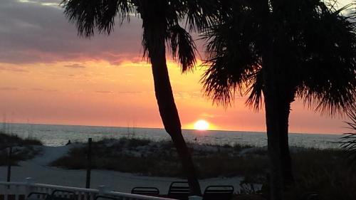 Johns Pass Beach Motel – Treasure Island, FL