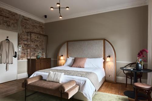 Empire Hotel Room Type - Queen Room