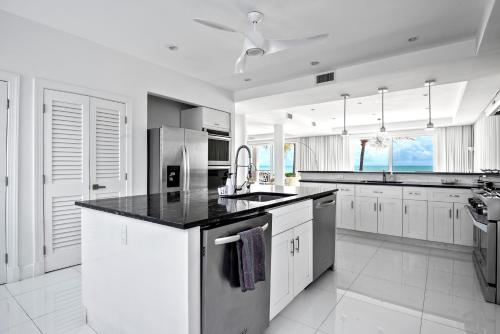 White House - Exclusive Luxury Beachfront Villa - Private White Sand Beach - image 4