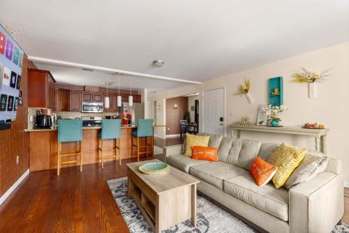 Newark Gem Ruby 3BR, 3BA - Sleeps 14 - Walk to Prudential Center and Newark Penn Station, Near EWR a