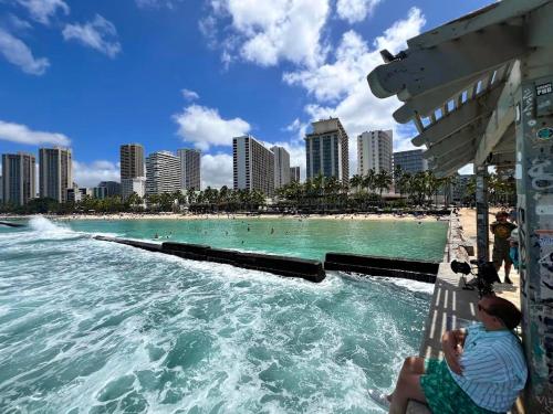 2 Minute walk to Waikiki beach, FREE Parking
