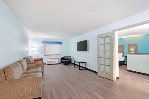 Ramada by Wyndham Des Moines Airport - image 14