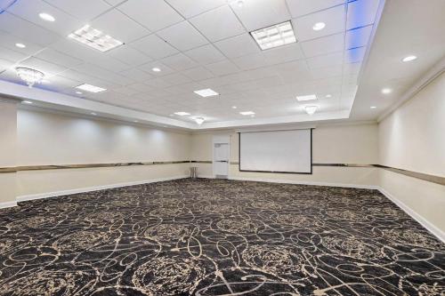 Ramada by Wyndham Des Moines Airport - main image