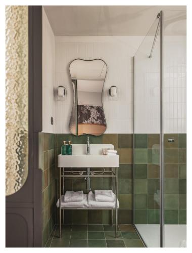 room detail thumbnail 2