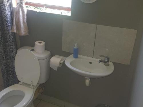 Chalet 4 at Cynthias Country, Hartbeespoort (Foto 8)