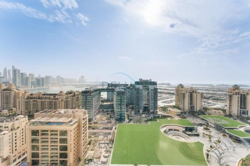 High-Rise Studio Overlooking the Sea with a Glimpse of Ain Dubai, The Palm Tower, Palm Jumeirah by Deluxe Holiday Homes, Dubái (foto 4)