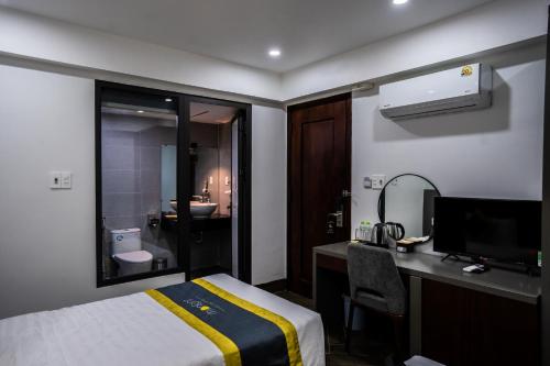 Deluxe Twin Room image 10