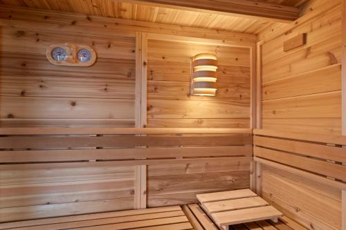 Sauna, Maison 9 personnes a Venthône, sauna et vue (Maison 9 personnes a Venthone, sauna et vue) in Venthone