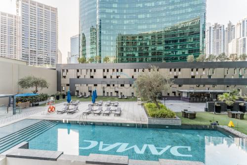 Pool and City View 1BR Near Dubai Water Canal, The Cosmopolitan, Business Bay by Deluxe Holiday Homes, Dubai (Foto 4)