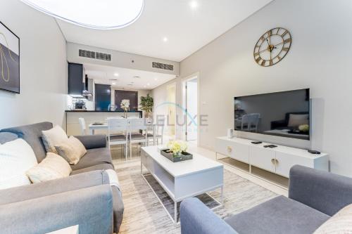 Pool and City View 1BR Near Dubai Water Canal, The Cosmopolitan, Business Bay by Deluxe Holiday Homes, Dubai (Foto 8)