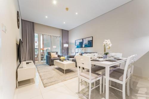 Pool and City View 1BR Near Dubai Water Canal, The Cosmopolitan, Business Bay by Deluxe Holiday Homes, Dubai (Foto 5)