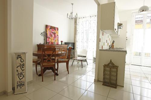 Superbe appartement Vue Mer 4 personnes au Port de Nice - image 13