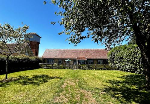 Family home-from-home cottage on working estate in Chesterton
