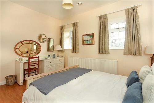 Family home-from-home cottage on working estate in Chesterton