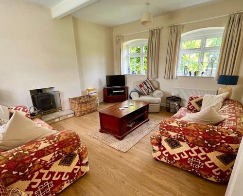 Family home-from-home cottage on working estate in Chesterton