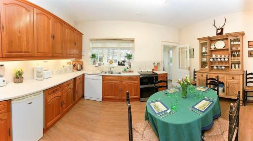 Family home-from-home cottage on working estate in Chesterton