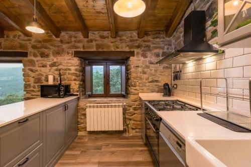 virtuve, Cabaña Pasiega El Ojal B (Cabana Pasiega El Ojal B) in Vega de Pas