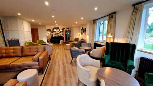 Great Hallingbury Manor - image 11