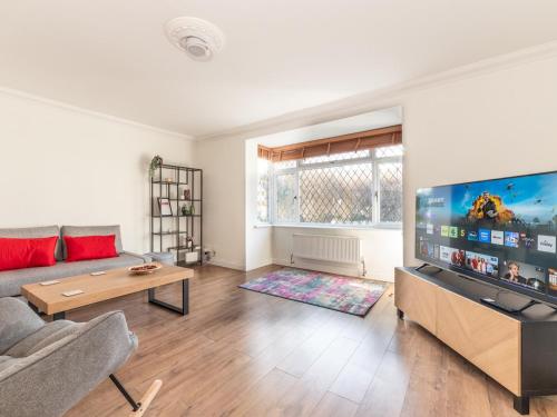 Bright Spacious 4BR House Elizabeth Line - Pass the Keys, London